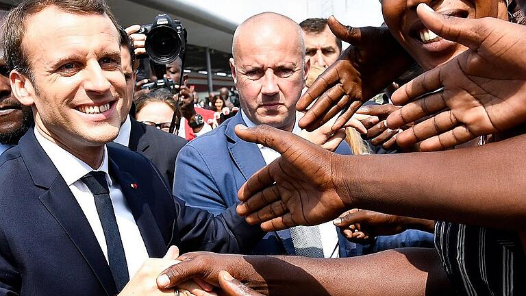 ICOAST-FRANCE-DIPLOMACY-AFRICA-SUMMIT       -  Der französische Präsident Emmanuel Macron (links) wurde am Donnerstag in Abidjan herzlich begrüßt. Er nahm am EU-Afrika-Gipfel teil.