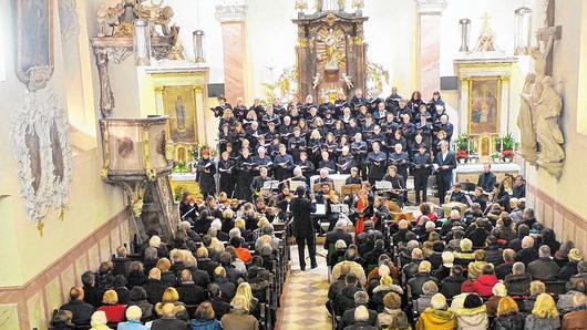 Sorgt Jahr für Jahr für besondere musikalische Akzente: Die Kirchenmusik in den Haßbergen, hier beim Neujahrskonzert am Dreikönigstag 2016 in der Knetzgauer Kirche.