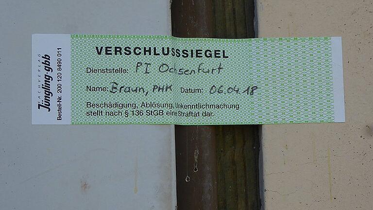 In einem Stall in Gelchsheim (Lkr. Würzburg) wurden mehrere hundert tote Schweine entdeckt. Sie lagen vermutlich schon länger dort. Die Polizei hat den Stall versiegelt.