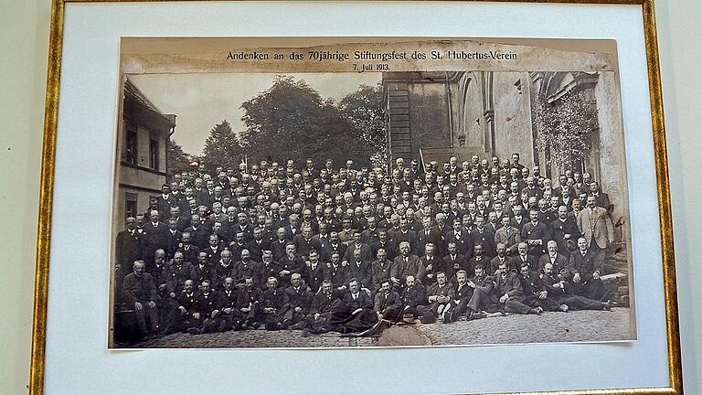 Das waren noch Zeiten! Am 7. Juli 1913 wurde zum Andenken an das 70-jährige Stiftungsfest des St.-Hubertus-Vereins dieses Gruppenbild zwischen der Wallfahrtskirche und dem &bdquo;Klösterlein&rdquo; gemacht.