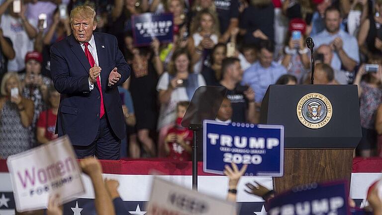 Donald Trump Holds 'Keep America Great' Rally In Greenville, NC       -  Die Sportarena von Greenville in North Carolina war ausverkauft. Hier hielt US-Präsident Donald Trump am Mittwoch seine Hetzrede gegen farbige Kongressabgeordnete.