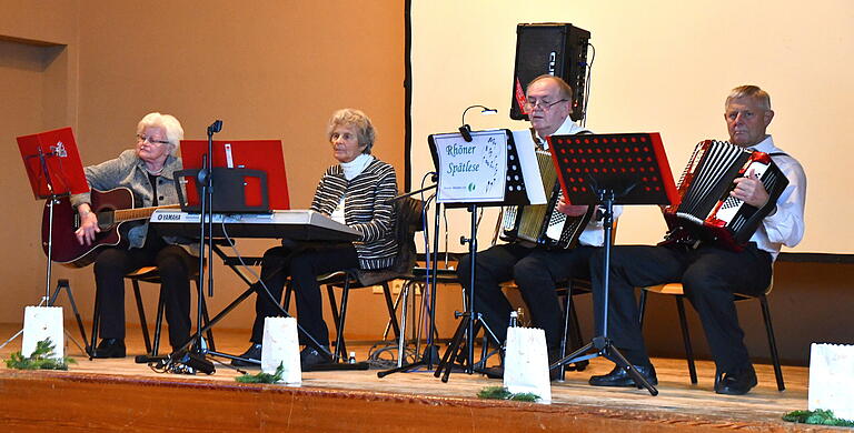 Die Musiker der „Rhöner Spätlese“ bereicherten den Start der Rheuma-Liga-Arbeitsgemeinschaft in die Adventszeit mit weihnachtlichem Liedgut. Die Musiker der „Rhöner Spätlese“ bereicherten den Start der Rheuma-Liga-Arbeitsgemeinschaft in die Adventszeit mit weihnachtlichem Liedgut.
