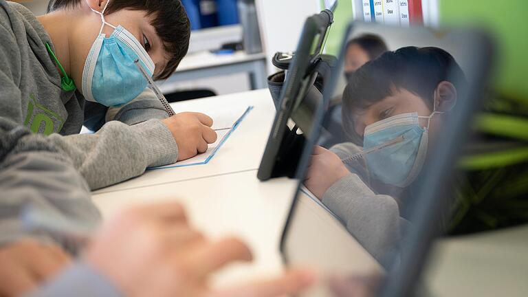 Ein Zwölfjähriger in Würzburg wehrte sich erfolgreich gegen die Quarantäne-Anordnung des Gesundheitsamts. Er darf weiter in die Schule gehen, seine Klassenkameraden bleiben isoliert.