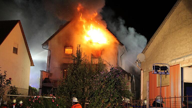 Bei einem verheerenden Wohnhausbrand in Dingolshausen wurde ein Zweifamilienhaus komplett zerstört.