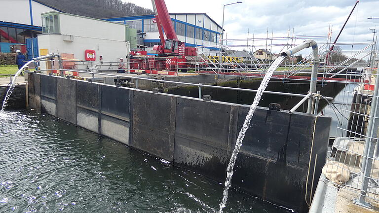 Ein sogenannter Revisionsverschluss sorgt dafür, dass während den Arbeiten kein Wasser in die Schleusenkammer eindringen kann. Ein sogenannter Revisionsverschluss sorgt dafür, dass während den Arbeiten kein Wasser in die Schleusenkammer eindringen kann.