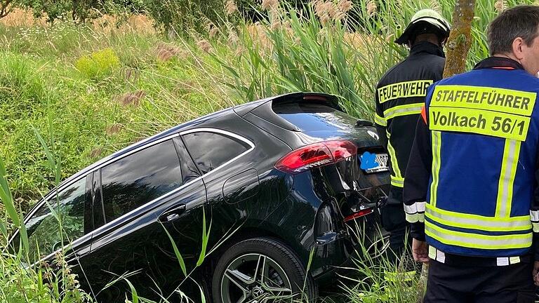 Helfer konnten den zwei Insassen aus dem Wagen helfen. Helfer konnten den zwei Insassen aus dem Wagen helfen. 
