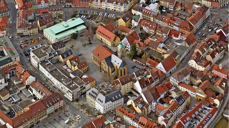 Luftbild der Schweinfurter Innenstadt mit Blick auf den Martin-Luther-Platz. Luftbild der Schweinfurter Innenstadt mit Blick auf den Martin-Luther-Platz.