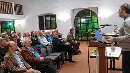 Dr. Joachim Andraschke bei seinem Vortrag im kleinen Saal der Haßfurter Stadthalle.