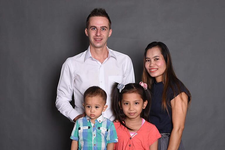 Alexander Kütt und seine Familie leben in Kambodscha. Da der kleine Sohn seinen zweiten Geburtstag feierte, reisten Oma und Tante nach Siem Reap. Alexander Kütt und seine Familie leben in Kambodscha. Da der kleine Sohn seinen zweiten Geburtstag feierte, reisten Oma und Tante nach Siem Reap.