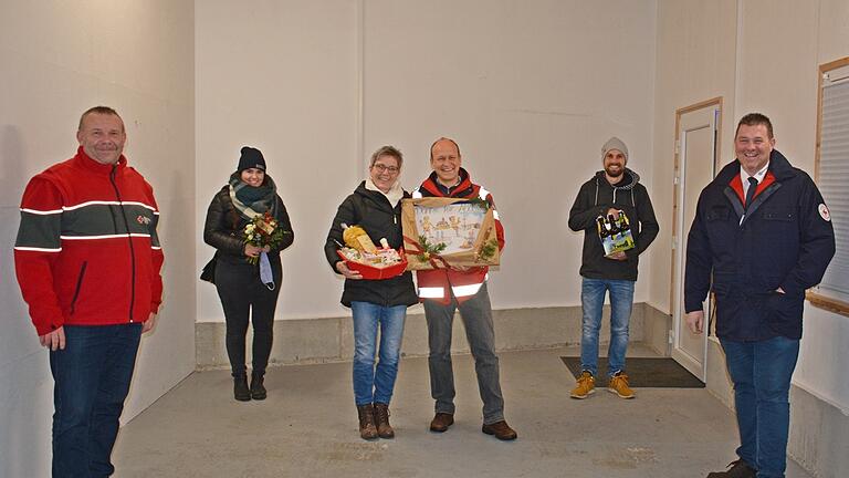 Sie wurden bei der Zusammenkunft der Wasserwacht Wülfershausen von BRK-Kreisgeschäftsführer (links) verabschiedet: Mara Sterzinger (ehem. Beisitzerin), Conny und Rüdiger Arbes (ehem. Kassiererin &amp; Vorsitzender), Michael Hellmuth (ehem. 2. Stellv. Vors.). Mit auf dem Foto Kreiswasserwachtsvorsitzender Bernd Roßmanith.