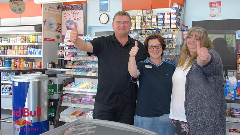 Michael Iglhaut und seine Mitarbeiterinnen Rosi Thomas (von links) und Angelika Pfeuffer sind stolz auf 'ihre' Aral-Tankstelle in Marktbreit mit dem kleinen Shop. Michael Iglhaut und seine Mitarbeiterinnen Rosi Thomas (von links) und Angelika Pfeuffer sind stolz auf 'ihre' Aral-Tankstelle in Marktbreit mit dem kleinen Shop.
