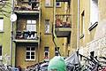 Hier darf er alles: Anton, dreijähriger Sohn von Martina Häring und Sebastian Schmidt, spielt im Innenhof des Denckler-Blocks.