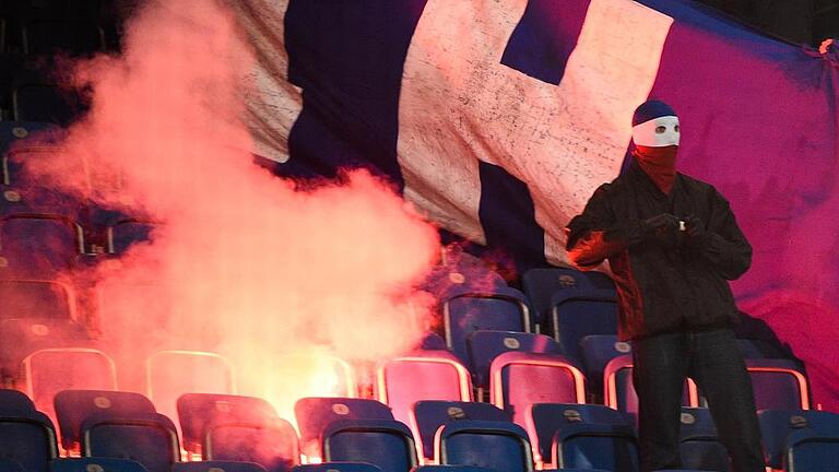 Hansa Rostock - Hertha BSC       -  Brennende Sitze in Rostock: Die Eskalation in den Fußballstadien ruft inzwischen auch die Politik auf den Plan.