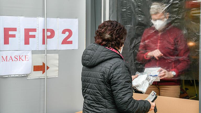 Ausgabe der kostenlosen FFP2-Masken an der Apotheke von Bernward Unger, dem unterfränkischen Vorsitzenden des Bayrischen Apothekerverbandes. Die Weingarten-Apotheke in Dettelbach hat eine extra Ausgabestelle geschaffen, an der Mitarbeiterin Christa Stroh die Masken gegen Vorlage eines Ausweises ausgibt.