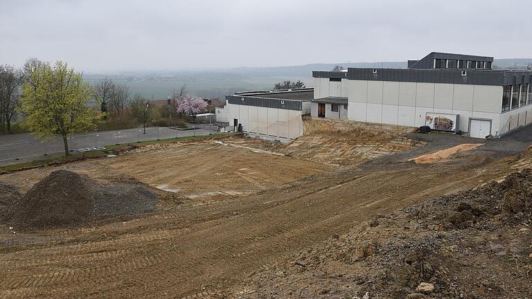 Derzeit wird das Gelände für den Bau der neuen Schonunger Grundschule im Anschluss an Schwimmbad und Turnhalle vorbereitet. Ein 15-Millionen-Projekt, den tollen Ausblick gibt es gratis dazu.