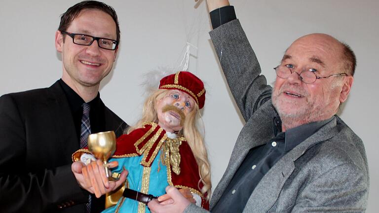 Im Jahr 2013 schenkte Gerhard Stahl (rechts) der Stadt Gerolzhofen eine Markgraf-Marionette, die Bürgermeister Thorsten Wozniak entgegennahm. Am 20. März ist der Künstler im Alter von 73 Jahren gestorben.