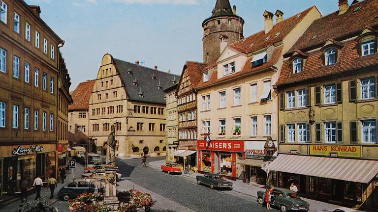 Lang am Markt, Oppenländer, Spielwaren Konrad: Viele Kitzinger erinnern sich noch gut an diese Geschäfte. Auch Kaiser`s Supermarkt war einst am Marktplatz ansässig.