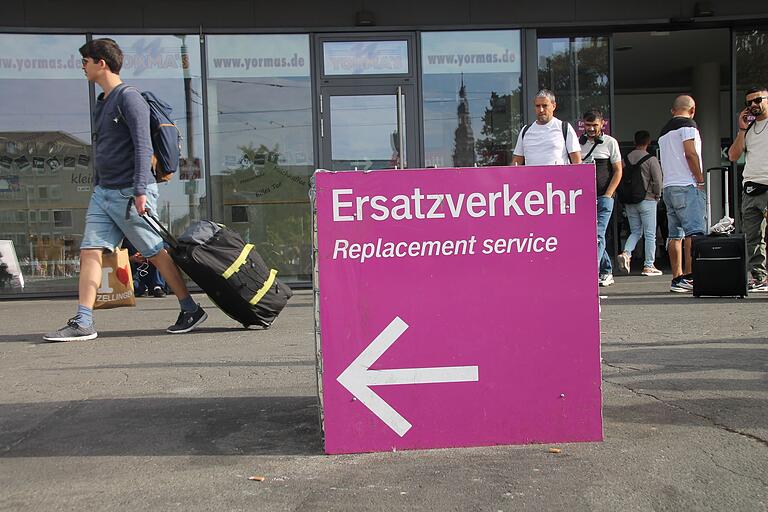 Hinweis auf Ersatzverkehr vor dem Würzburger Bahnhof, der am Dienstag abgebaut werden sollte.