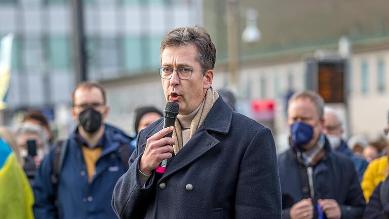 Wendet sich klar gegen die Ausgrenzung russischstämmiger Menschen: Würzburgs OB Christian Schuchardt (hier auf der Antikriegs-Demo am 26. Februar in Würzburg).