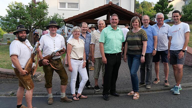 Politische Weggefährten und Vereine gratulierten dem neuen Mittelsinner Bürgermeister Dirk Schiefer (mit grünem Hemd, daneben Ehefrau Sandra).