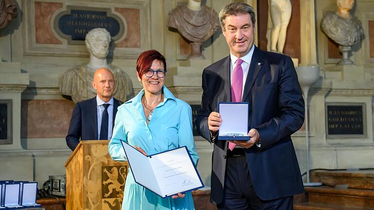 Ministerpräsident Markus Söder überreichte den Bayerischen Verdienstorden an Nicole Brandler