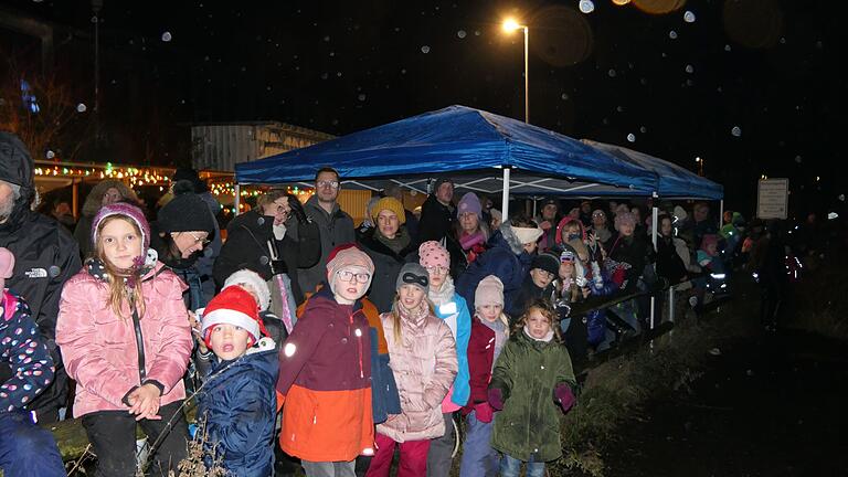 Kinder und Erwachsene warteten am Freitag gespannt auf die Ankunft des Nikolauses. Kinder und Erwachsene warteten am Freitag gespannt auf die Ankunft des Nikolauses.