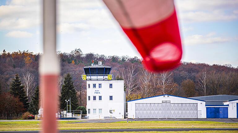 Für die einen ist er das rote Tuch im Landkreis schlechthin, für die anderen unverzichtbare Infrastruktur. Der Flugplatz in Haßfurt polarisiert - wird aber offenbar von vielen Bürgern eher positiv gesehen.