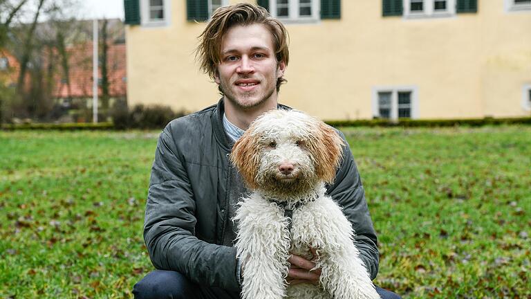 Moritz von Zobel aus Darstadt bildet mit der knapp sechs Monate alten Hündin Daphne einen Trüffelsuchhund aus. Er hat eine zwei Hektar große Fläche als Trüffelplantage angelegt.