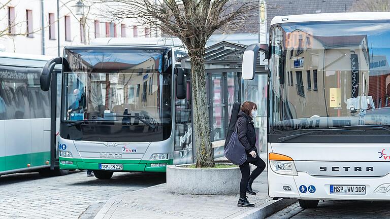 Am Busbahnhof Adenauerplatz in Marktheidenfeld: Künftig könnte das Fahren mit dem Bus für Azubis und Schülerinnen und Schüler günstiger werden.