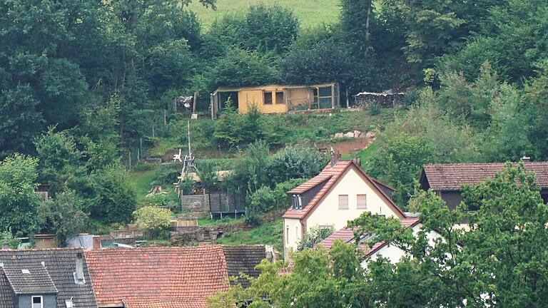 Der Hühnerstall am Burgsinner Berg am Ortsrand von Gräfendorf.