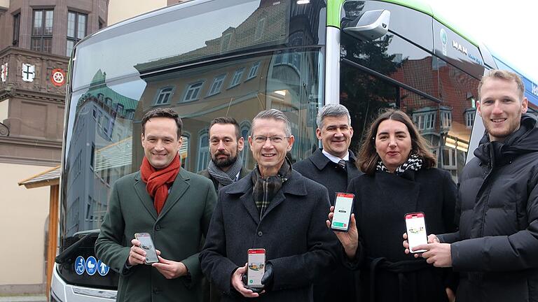 Von links: Landrat Florian Töpper, Christopher Alm (Geschäftsführer NVM), OB Sebastian Remelé, Thomas Kästner (Geschäftsführer der Stadtwerke, Ivanka Lazinica (Fairtiq) und Jonas Wiedmer (Fairtiq).