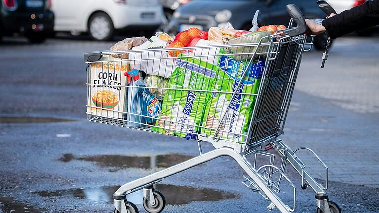 Am Freitagnachmittag gegen 16 Uhr entwendete ein bislang unbekannter männlicher Täter einen vollgepackten Einkaufswagen in einem Supermarkt in der Lengfurter Straße in Kreuzwertheim.