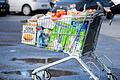 Am Freitagnachmittag gegen 16 Uhr entwendete ein bislang unbekannter männlicher Täter einen vollgepackten Einkaufswagen in einem Supermarkt in der Lengfurter Straße in Kreuzwertheim.