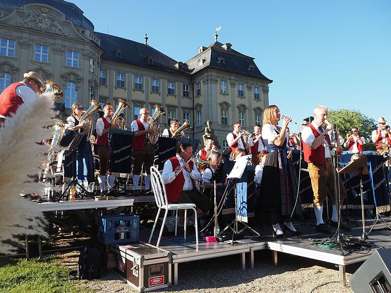 Zauber der Blasmusik: Vor vollem Schlosspark präsentierten die Hergolshäuser Musikanten ihr großes Böhmisch Open Air.