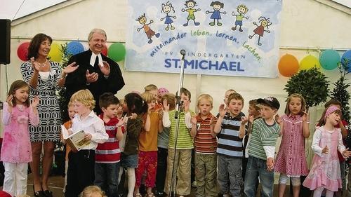 Neben vielen Kindern freuten sich auch Pfarrer Uwe Bernd Ahrens und Leiterin Ute Weiß über das Kindergartenjubiläum.