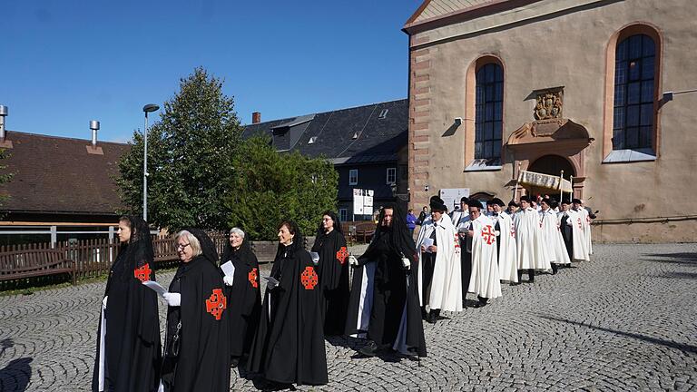 Die Mitglieder des Ritterordens vom Heiligen Grab zu Jerusalem kamen zum Fest Kreuzerhöhung zum Kreuzberg, nahmen am Gottesdienst und der anschließenden Prozession teil. Marion Eckert       -  Die Mitglieder des Ritterordens vom Heiligen Grab zu Jerusalem kamen zum Fest Kreuzerhöhung zum Kreuzberg, nahmen am Gottesdienst und der anschließenden Prozession teil. Marion Eckert