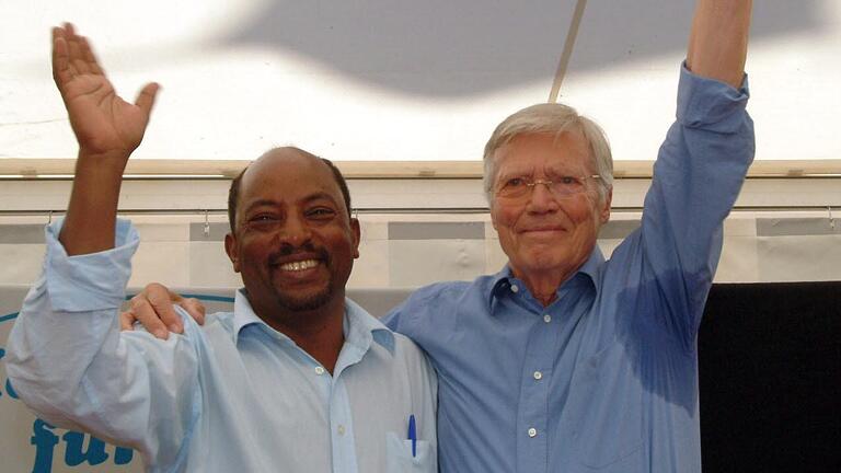 2004 zu Gast auf dem Würzburger Africa Festival: Begleitet von Berhanu Negussie löste Karlheinz Böhm seinen Wetteinsatz ein und las vor 500 Besuchern äthiopische Märchen vor. Bei der von der Main-Post organisierten Spendenwette mit der Region Mainfranken waren über 300 000 Euro zusammengekommen. 2004 zu Gast auf dem Würzburger Africa Festival: Begleitet von Berhanu Negussie löste Karlheinz Böhm seinen Wetteinsatz ein und las vor 500 Besuchern äthiopische Märchen vor. Bei der von der Main-Post organisierten Spendenwette mit der Region Mainfranken waren über 300 000 Euro zusammengekommen.