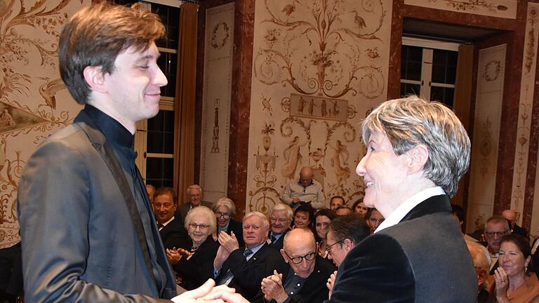 Helga Zilcher, die Tochter des Komponisten Hermann Zilcher, bedankt sich bei dem Pianisten Amadeus Wiesensee. Helga Zilcher, die Tochter des Komponisten Hermann Zilcher, bedankt sich bei dem Pianisten Amadeus Wiesensee.