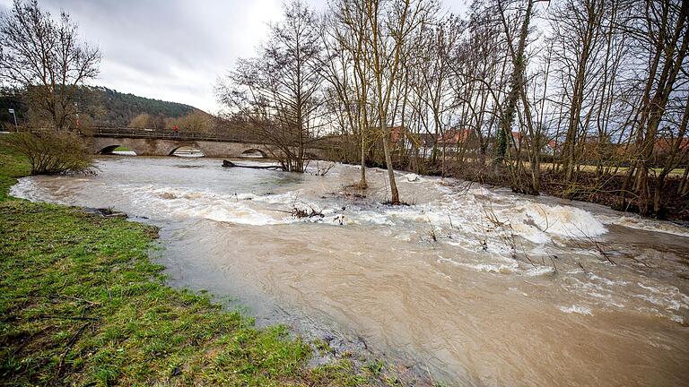 Das Hochwasser prägte am Donnerstag auch das Bild an der Streu. Das Hochwasser prägte am Donnerstag auch das Bild an der Streu.