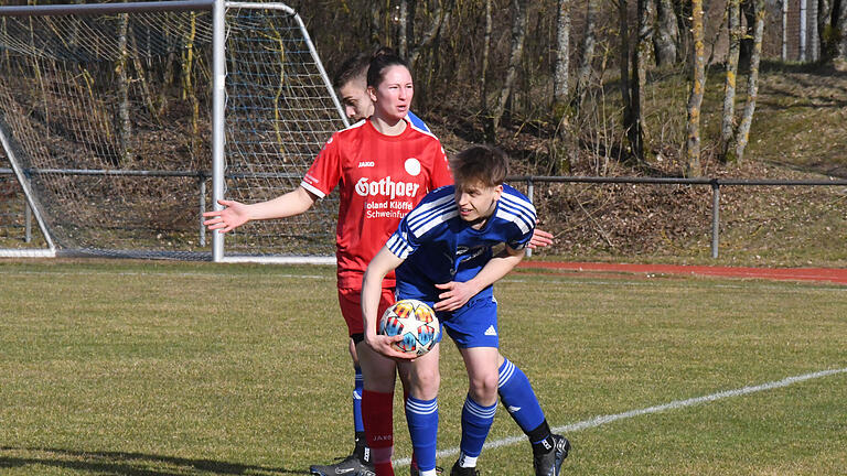 Rhöner Fußball-Nachlese - Die feine Englische Art scheint hier Isabell Reck vom FV Rannungen II zu vermissen, denn wenig galant hat sich Jonas Radina von der SG Großwenkheim/Münnerstadt II das Spielgerät gesichert. Rhöner Fußball-Nachlese - Die feine Englische Art scheint hier Isabell Reck vom FV Rannungen II zu vermissen, denn wenig galant hat sich Jonas Radina von der SG Großwenkheim/Münnerstadt II das Spielgerät gesichert.