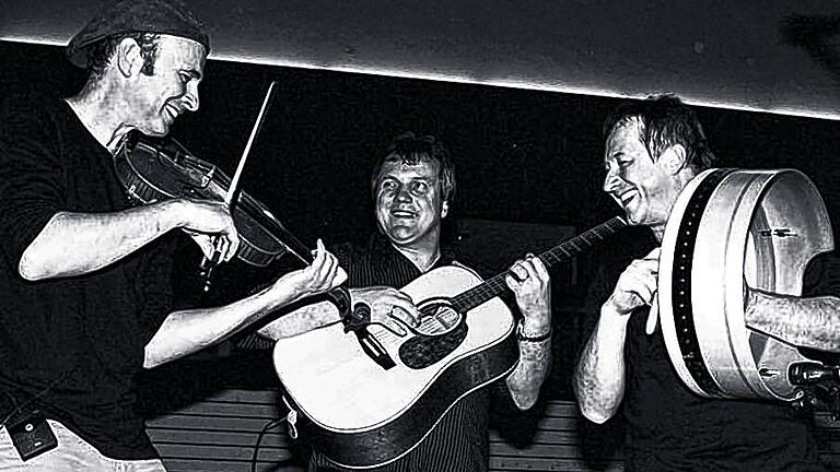 Irischer Abend in Hergolshausen - (gh) Der Rhythmus der grünen Insel, dampfendes Stew, tiefschwarzes Guinness, so bitter wie das Land: Nach elf Jahren wird das DJK-Sportheim wieder „grün“. Am Samstag, 20. April, veranstaltet die Fotogruppe „Photon“ dort ab 19.30 Uhr einen „Irischen Abend“ unter dem Motto „Das grüne Glück“. Die „Black Velvet Band“ bringt den Sound der schroffen Insel nach Hergolshausen. Die drei Vollblutmusiker sind in der Irland-Szene seit 27 Jahren bekannt und stehen für feinsten Irish Folk. Sie begeistern ihr Publikum mit Rebel-Songs, Polkas, Pub-Trinkliedern, Jigs und Reels, die vor Lebensfreude nur so strotzen. Auch gefühlvolle Balladen gehören zum Repertoire. Dazu kommen die Bewegungen von „Celtic Heart“ aus Waigolshausen: irischer Tanz der besonderen Art. Karten gibt es in der Gärtnerei Benkert in Waigolshausen, im Internet unter www.PhoTon-online.com und bei Familie Pfeuffer, Kirchplatz 17, Hergolshausen. Irischer Abend in Hergolshausen - (gh) Der Rhythmus der grünen Insel, dampfendes Stew, tiefschwarzes Guinness, so bitter wie das Land: Nach elf Jahren wird das DJK-Sportheim wieder „grün“. Am Samstag, 20. April, veranstaltet die Fotogruppe „Photon“ dort ab 19.30 Uhr einen „Irischen Abend“ unter dem Motto „Das grüne Glück“. Die „Black Velvet Band“ bringt den Sound der schroffen Insel nach Hergolshausen. Die drei Vollblutmusiker sind in der Irland-Szene seit 27 Jahren bekannt und stehen für feinsten Irish Folk. Sie begeistern ihr Publikum mit Rebel-Songs, Polkas, Pub-Trinkliedern, Jigs und Reels, die vor Lebensfreude nur so strotzen. Auch gefühlvolle Balladen gehören zum Repertoire. Dazu kommen die Bewegungen von „Celtic Heart“ aus Waigolshausen: irischer Tanz der besonderen Art. Karten gibt es in der Gärtnerei Benkert in Waigolshausen, im Internet unter www.PhoTon-online.com und bei Familie Pfeuffer, Kirchplatz 17, Hergolshausen.