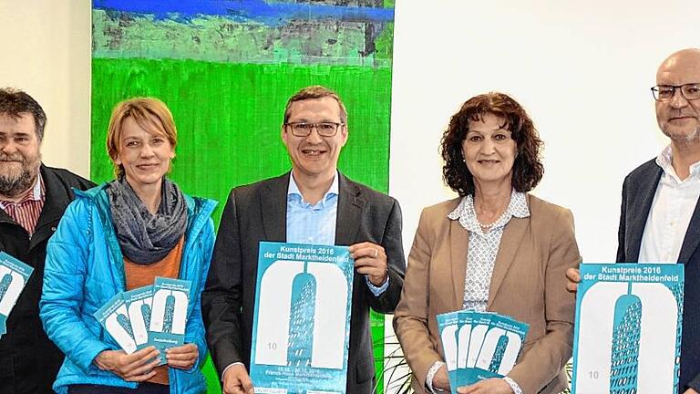 Vor dem Gemälde des ersten Preisträgers (1998) Richard Kuhn aus Lohr wurde am Montag im Rathaus das Plakat des 10. Kunstpreises der Stadt Marktheidenfeld präsentiert: (von links) Martin Harth, Brigitte Hausner, Frank Schneider (Bayernwerk), Bürgermeisterin Helga Schmidt-Neder und Armin Bauer (RitterBauer Architekten). Vor dem Gemälde des ersten Preisträgers (1998) Richard Kuhn aus Lohr wurde am Montag im Rathaus das Plakat des 10. Kunstpreises der Stadt Marktheidenfeld präsentiert: (von links) Martin Harth, Brigitte Hausner, Frank Schneider (Bayernwerk), Bürgermeisterin Helga Schmidt-Neder und Armin Bauer (RitterBauer Architekten).