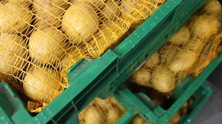 Nachdem der Schwindel mit konventionellen Kartoffeln, die zu Bioqualität aufgestuft wurden, aufgeflogen ist, gab sie der Betrüger weiter an die Lohrer Tafel. Dort waren nach dem ersten Ausgabetag noch 23 volle Kisten gelagert. Nachdem der Schwindel mit konventionellen Kartoffeln, die zu Bioqualität aufgestuft wurden, aufgeflogen ist, gab sie der Betrüger weiter an die Lohrer Tafel. Dort waren nach dem ersten Ausgabetag noch 23 volle Kisten gelagert.