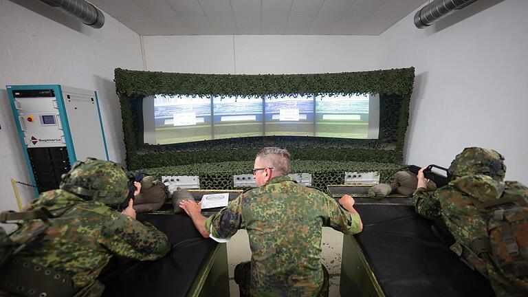 Ein Ausbilder der Bundeswehr spricht während eines Ausbildungsmoduls des Projektes 'Ungediente für die Reserve' des Landeskommandos Hessen auf dem Truppenübungsplatz Hammelburg im Schießsimulator AGSHP (Ausbildungsgerät Schießsimulator Handwaffen/Panzerabwehrhandwaffen) mit zwei Reservisten in Ausbildung. - Ein Ausbilder der Bundeswehr spricht während eines Ausbildungsmoduls des Projektes 'Ungediente für die Reserve' des Landeskommandos Hessen auf dem Truppenübungsplatz Hammelburg im Schießsimulator AGSHP (Ausbildungsgerät Schießsimulator Handwaffen/Panzerabwehrhandwaffen) mit zwei Reservisten in Ausbildung. Ein Ausbilder der Bundeswehr spricht während eines Ausbildungsmoduls des Projektes 'Ungediente für die Reserve' des Landeskommandos Hessen auf dem Truppenübungsplatz Hammelburg im Schießsimulator AGSHP (Ausbildungsgerät Schießsimulator Handwaffen/Panzerabwehrhandwaffen) mit zwei Reservisten in Ausbildung. - Ein Ausbilder der Bundeswehr spricht während eines Ausbildungsmoduls des Projektes 'Ungediente für die Reserve' des Landeskommandos Hessen auf dem Truppenübungsplatz Hammelburg im Schießsimulator AGSHP (Ausbildungsgerät Schießsimulator Handwaffen/Panzerabwehrhandwaffen) mit zwei Reservisten in Ausbildung.