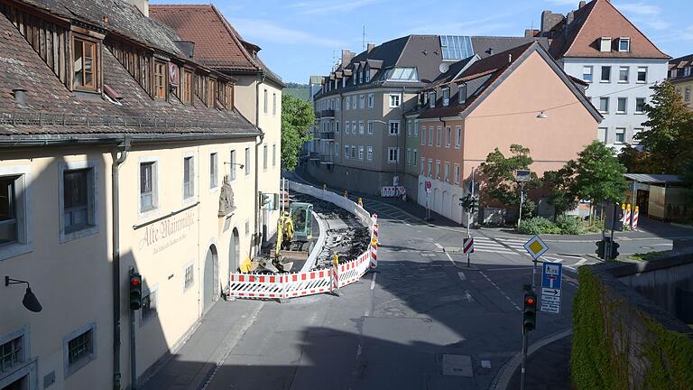 Auch im Kreuzungsbereich Mainkai und Karmelitenstraße wird derzeit gebaut.