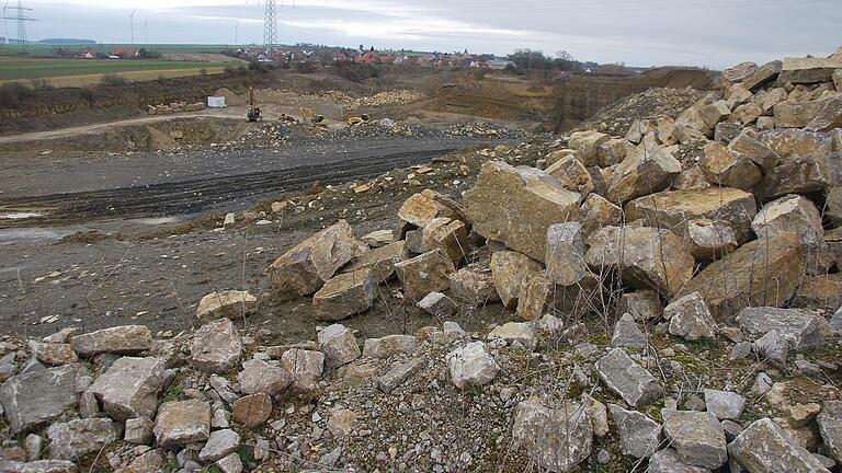 Der Muschelkalk-Abbau prägt die Kirchheimer Landschaft, im Hintergrund ist Moos zu sehen.