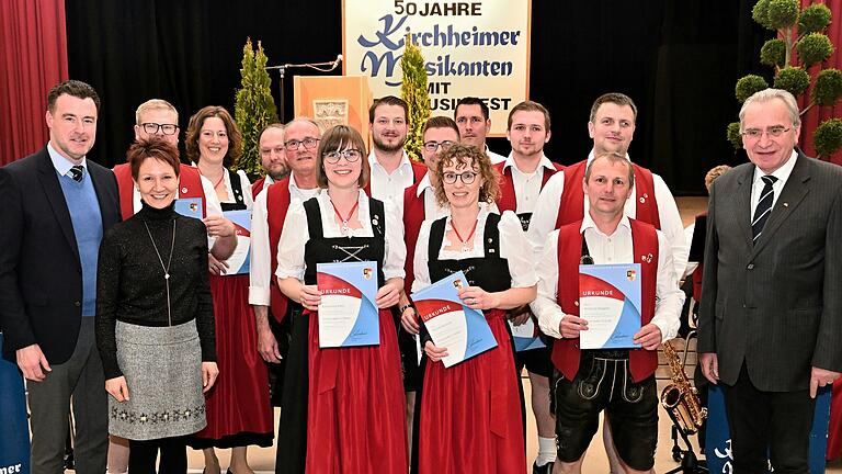 Ehrungen beim Musikverein (von links): Markus Schenk, Martina Schmidt (beide Nordbayerischer Musikbund), Marco Merkert, Kristina Kschier, Christian Plattner, Rainer Schwab, Katharina Pötzl, Manuel Merkert, Sebastian Klein, Mirjam Schmitt, Oliver Pötzl, Manuel Krass, Thomas Wiessmann (Zweiter Vorsitzender), Andreas Keppler und Bundestagsabgeordneter Paul Lehrieder.