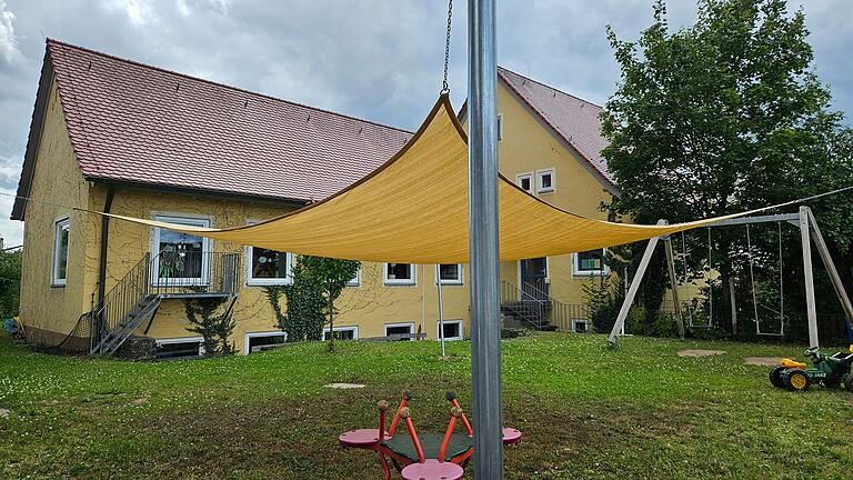 Hier kann weiterhin gespielt und getobt werden: Im Garten und Gebäude des Segnitzer Kindergartens.