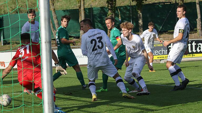 Abtswinds Kapitän Adrian Dußler (Mitte) erzielt das 1:1 gegen Bayern Hof. Der TSV Abtswind gewinnt erstmals in dieser Bayernliga-Saison ein Heimspiel. Dußler war dabei an allen Toren beteiligt.