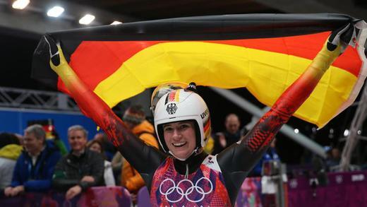 Gold       -  Natalie Geisenberger ist neue Olympiasiegerin im Rodel-Einsitzer. Foto: Michael Kappeler